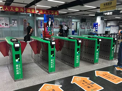 深圳地铁扫码闸机